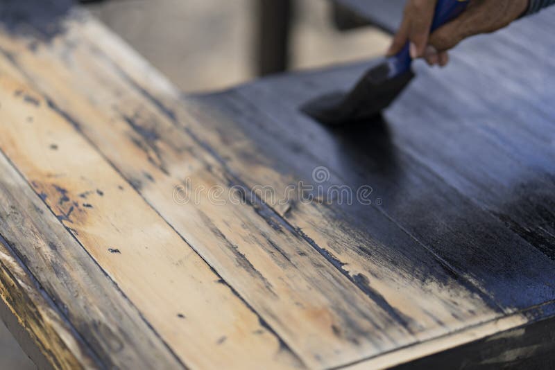 Peinture Noire Avec La Brosse Sur Le Bois Image stock - Image du