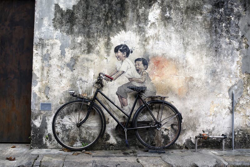Peintures célèbres d'art et de graffiti de rue des enfants sur une bicyclette le long de rue arménienne, Penang, Malaisie images stock Peintures célèbres d'art et de graffiti de rue des enfants sur une bicyclette le long de rue arménienne, Penang, Malaisie images stock