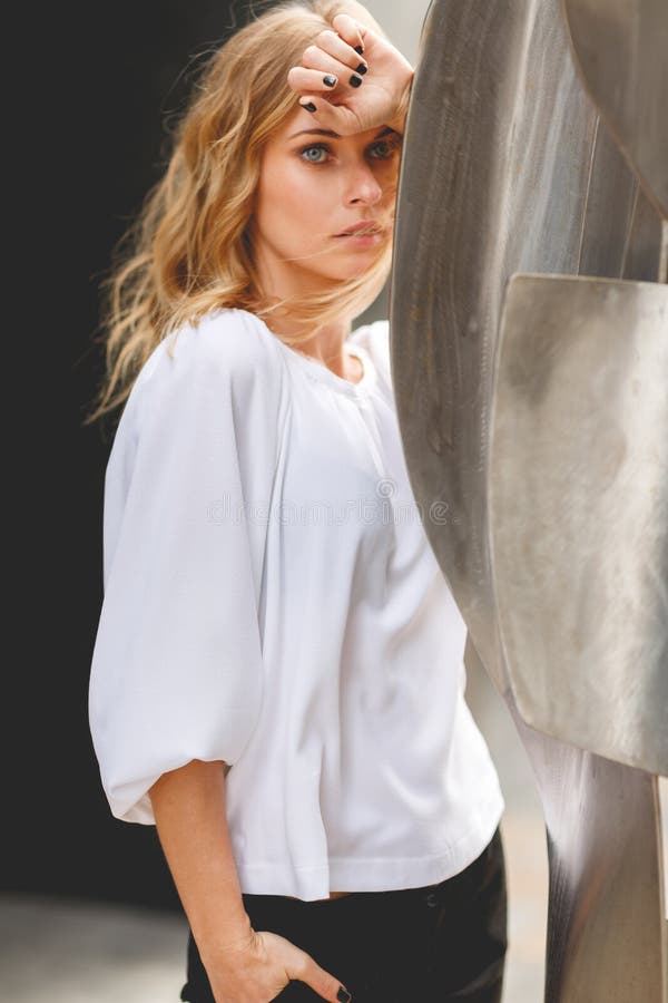 Peinzende jonge blonde vrouw met hand wat betreft haar voorhoofd royalty-vrije stock foto Peinzende jonge blonde vrouw met hand wat betreft haar voorhoofd royalty-vrije stock foto