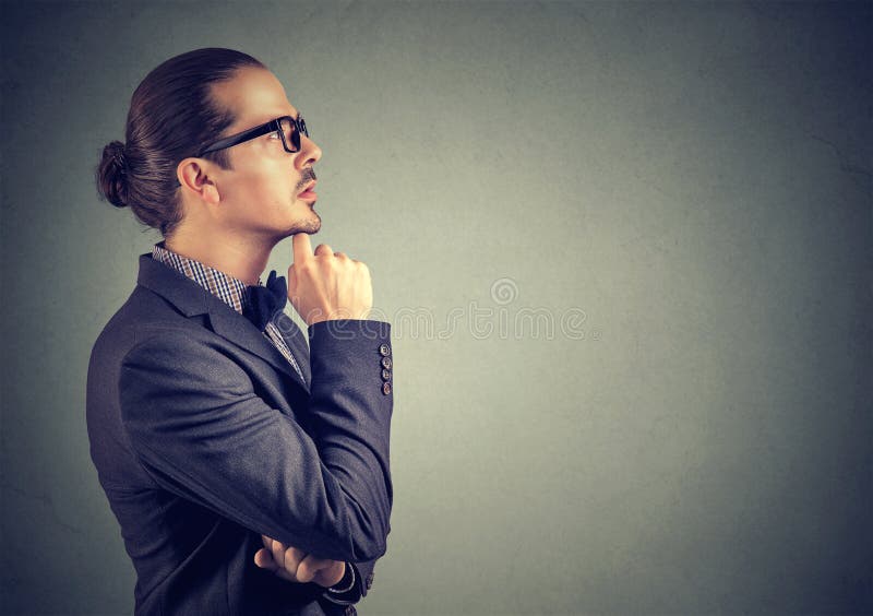 Peinzende mens wat betreft lippen terwijl zich het herinneren stock foto Peinzende mens wat betreft lippen terwijl zich het herinneren stock foto