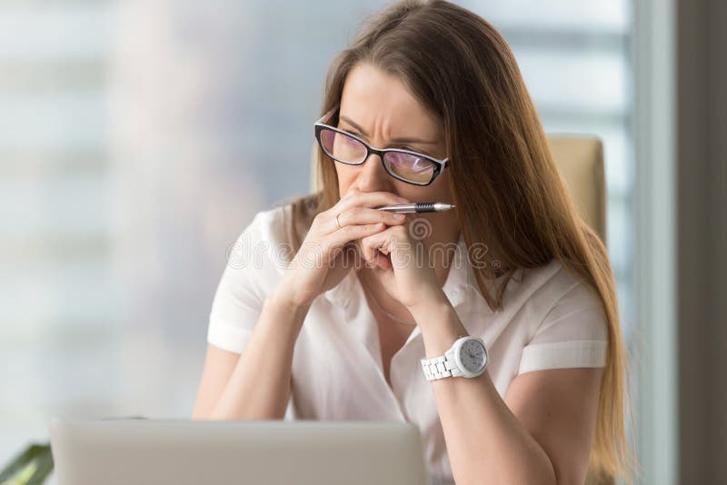 Peinzende onderneemster die over probleem denken royalty-vrije stock fotografie Peinzende onderneemster die over probleem denken royalty-vrije stock fotografie