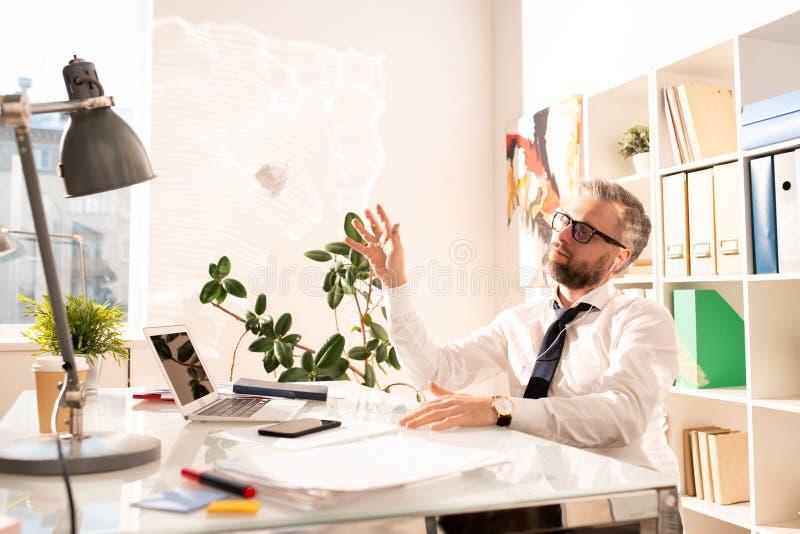 Peinzende verstoorde zakenman zonder creatieve ideeën stock afbeelding Peinzende verstoorde zakenman zonder creatieve ideeën stock afbeelding