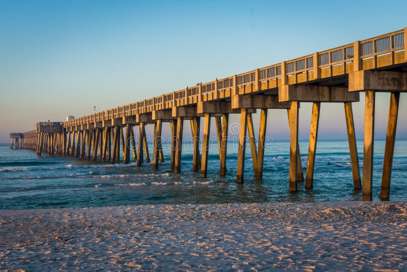 Peir på den Panama City stranden, Florida på soluppgång royaltyfri fotografi Peir på den Panama City stranden, Florida på soluppgång royaltyfri fotografi