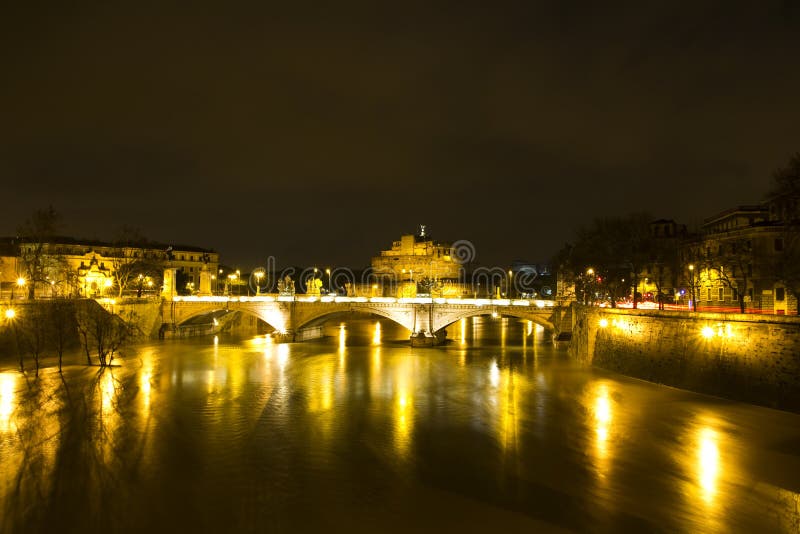 Peisaj urban nocturn. râul Tiber royalty free stock image