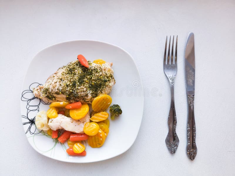 Peito de frango com vegetais, serviço de jantar, alimento do vegetariano, alimento saudável Bacia saudável com galinha e os veget imagem de stock