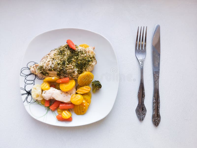 Peito de frango com vegetais, serviço de jantar, alimento do vegetariano, alimento saudável Bacia saudável com galinha e os veget fotos de stock