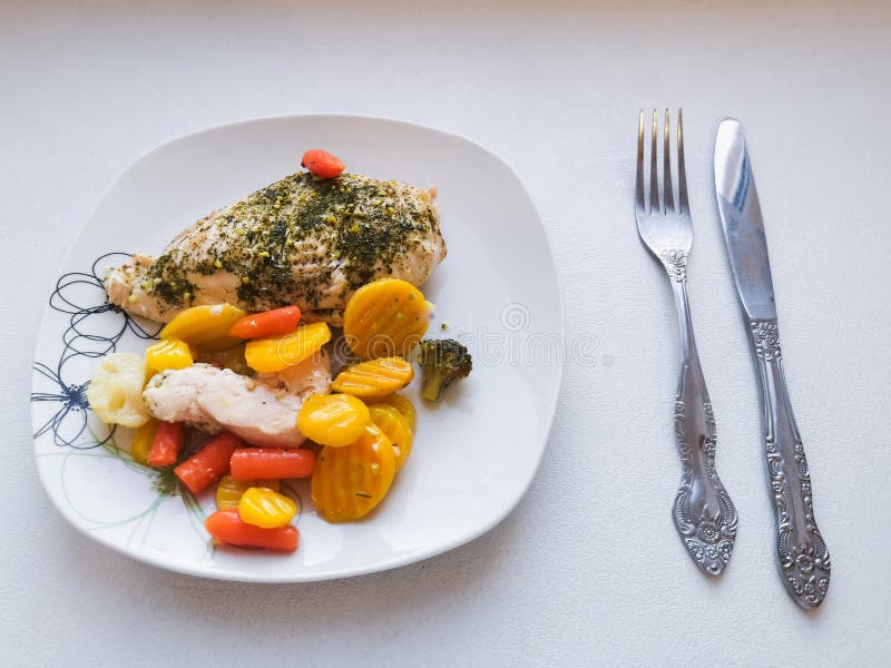 Peito de frango com vegetais, serviço de jantar, alimento do vegetariano, alimento saudável Bacia saudável com galinha e os veget fotografia de stock