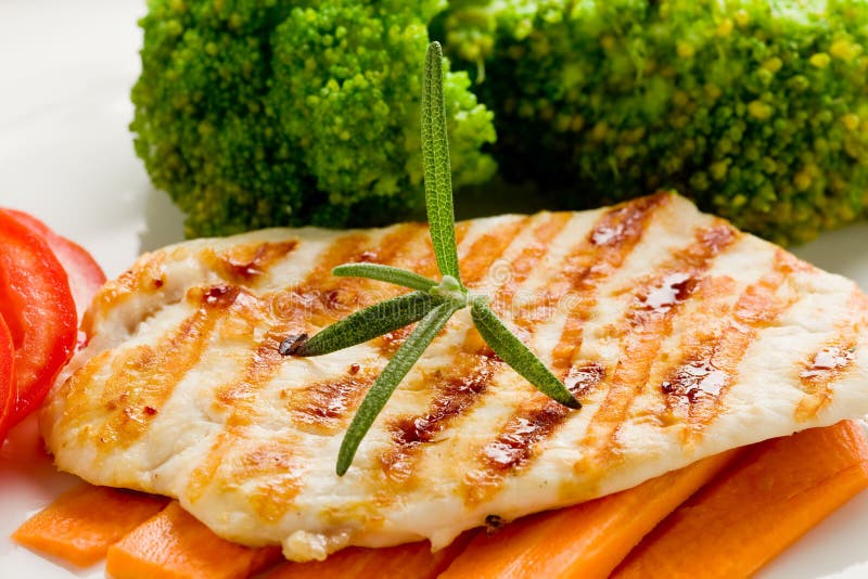 Peito de galinha grelhado com vegetais foto de stock Peito de galinha grelhado com vegetais foto de stock