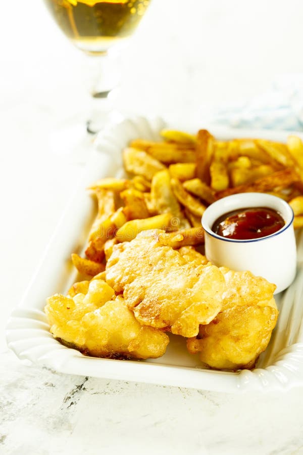 Peixe com batatas fritas caseiro com molho fotografia de stock Peixe com batatas fritas caseiro com molho fotografia de stock