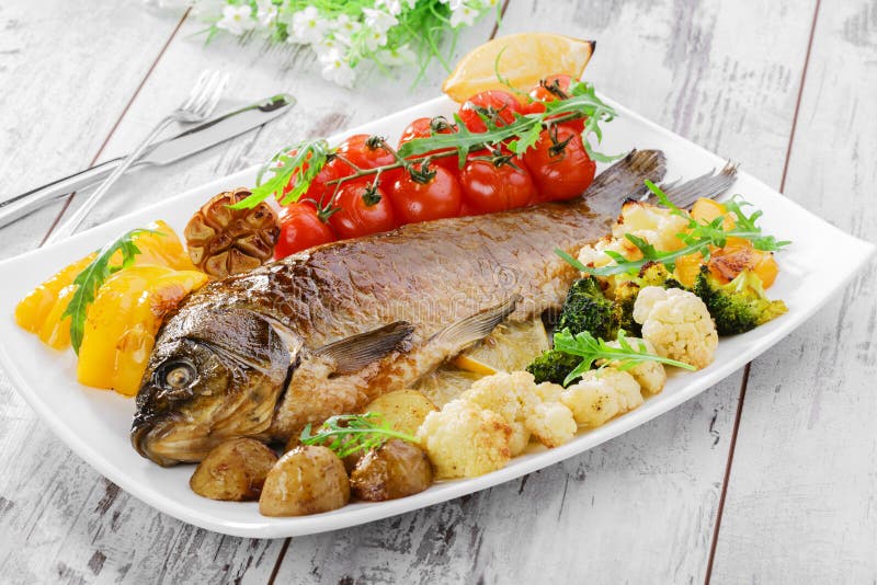 Peixes cozidos com vegetais