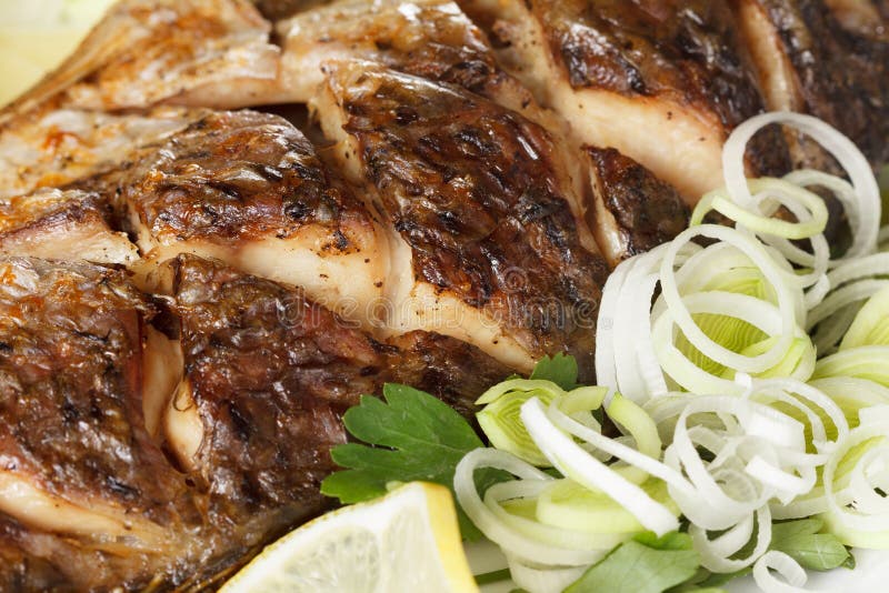 Download Peixes Roasted Da Carpa Com Vegetais Inteiramente Menu Tradicional Do Natal Imagem de Stock - Imagem de verde, fritado: 65579301