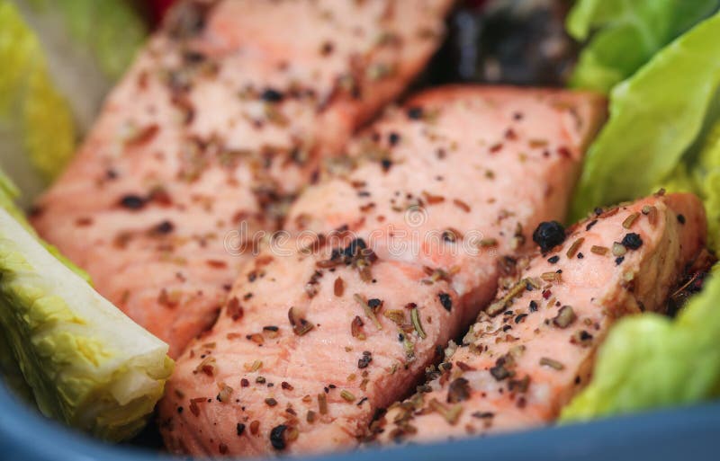 Peixes salmon cozinhados