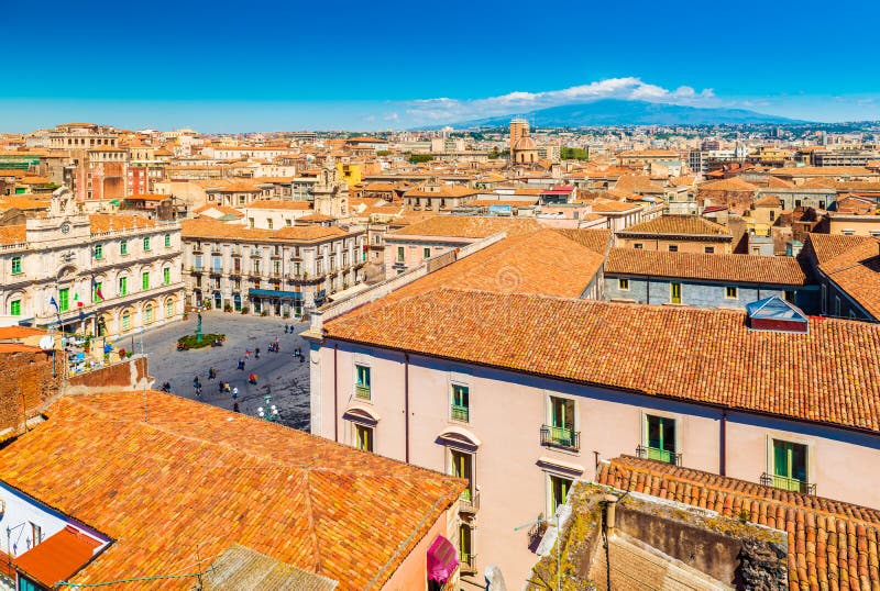 Pejza? miejski Catania z g?r? Etna na tle, Sicily, W?ochy fotografia royalty free Pejza? miejski Catania z g?r? Etna na tle, Sicily, W?ochy fotografia royalty free