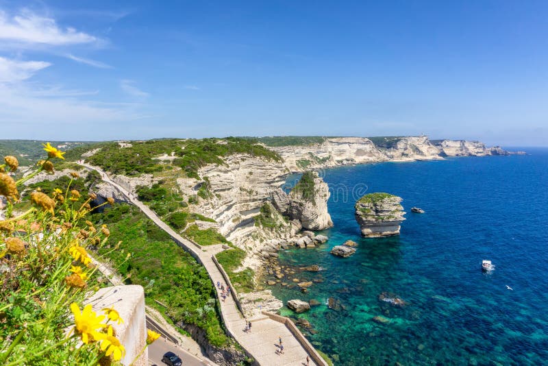 Pejzaż na Korsyce, piękny widok miasta Calvi z zamkiem na wzgórzu latem, Francja fotografia stock