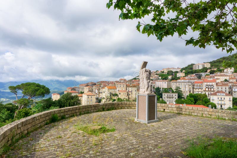 Pejzaż na Korsyce, piękny widok na miasto Calvi z zamkiem na wzgórzu latem, Francja fotografia royalty free