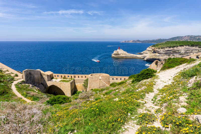 Pejzaż na Korsyce, piękny widok na miasto Calvi z zamkiem na wzgórzu latem, Francja fotografia stock
