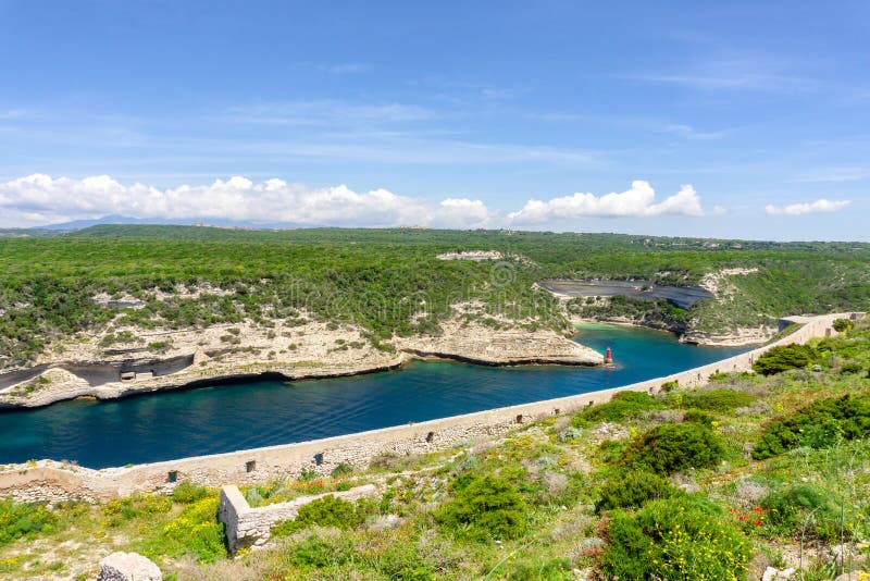 Pejzaż na Korsyce, piękny widok na miasto Calvi z zamkiem na wzgórzu latem, Francja obrazy stock