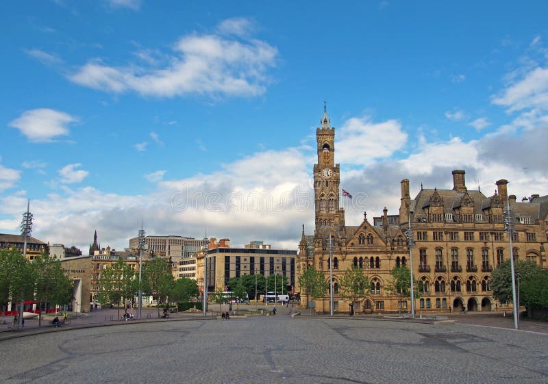pejzażu miejskiego widok stulecia kwadratowy i grodzki centre w Bradford zachodnim - Yorkshire z ludźmi siedzi i chodzi za urząd obraz stock pejzażu miejskiego widok stulecia kwadratowy i grodzki centre w Bradford zachodnim - Yorkshire z ludźmi siedzi i chodzi za urząd obraz stock