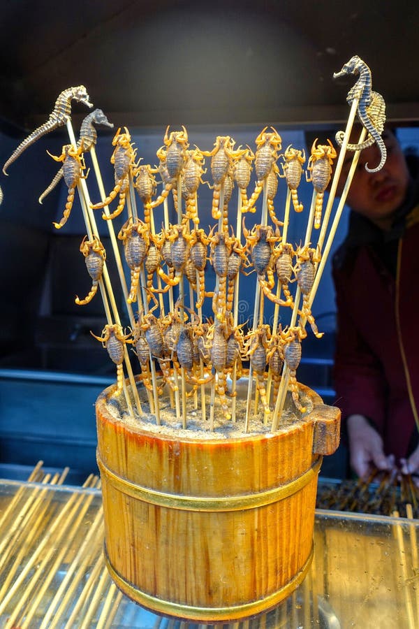 PEKIN CHINY, MARZEC, - 11, 2016: Smażący seahorses o i obrazy stock PEKIN CHINY, MARZEC, - 11, 2016: Smażący seahorses o i obrazy stock