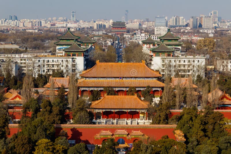 PEKING, CHINA - 23 DEC, 2017: Luchtmening van cityscape van Peking van Jingshan-heuvel met luchtvervuiling royalty-vrije stock foto PEKING, CHINA - 23 DEC, 2017: Luchtmening van cityscape van Peking van Jingshan-heuvel met luchtvervuiling royalty-vrije stock foto
