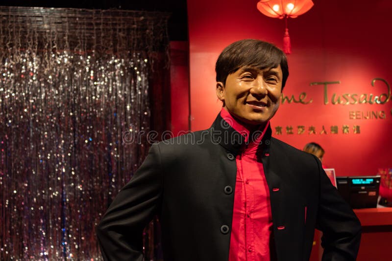 PEKING, CHINA - 19. DEZEMBER 2017: Jackie Chan-Wachsstatue am Eingang von Museum Peking-Madame Tussaud stockfotografie PEKING, CHINA - 19. DEZEMBER 2017: Jackie Chan-Wachsstatue am Eingang von Museum Peking-Madame Tussaud stockfotografie