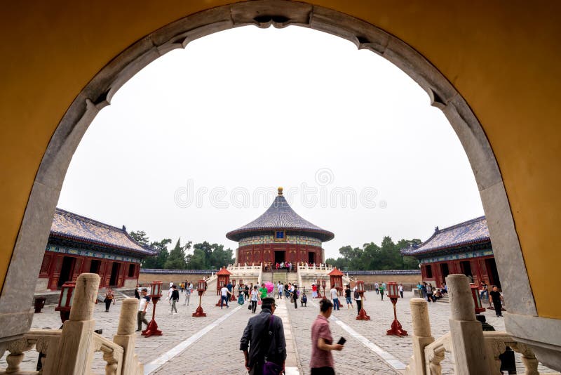 Peking, China - 26. Mai 2018: Ansicht des Reisenden gehend zum Meer um Kaiserwölbung des Himmels, Huangqiongyu am Tempel von stockfotografie Peking, China - 26. Mai 2018: Ansicht des Reisenden gehend zum Meer um Kaiserwölbung des Himmels, Huangqiongyu am Tempel von stockfotografie