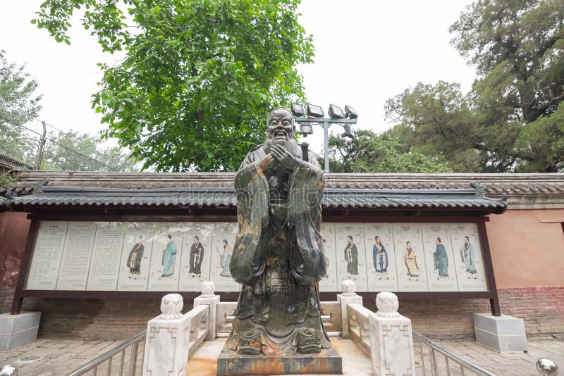 Peking, China - Mei 26, 2018: Weergeven van beeldhouwwerk van Confucius bij de Tempel van Confucius en het Imperial Collegemuseum stock foto's Peking, China - Mei 26, 2018: Weergeven van beeldhouwwerk van Confucius bij de Tempel van Confucius en het Imperial Collegemuseum stock foto's