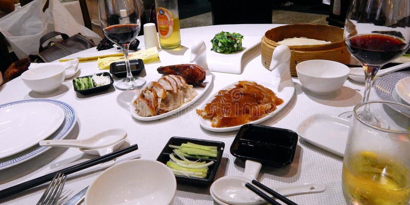 Peking-Ente wird am Tisch des Restaurant ` Peking-Ente ` in Shanghai, China gedient lizenzfreie stockbilder Peking-Ente wird am Tisch des Restaurant ` Peking-Ente ` in Shanghai, China gedient lizenzfreie stockbilder