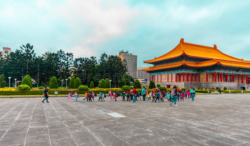 PEKING KINA - April 16, 2019: Forbidden City Folket bes?ker Forbiddenet City, det var den kinesiska imperialistiska slotten fr?n royaltyfria bilder PEKING KINA - April 16, 2019: Forbidden City Folket bes?ker Forbiddenet City, det var den kinesiska imperialistiska slotten fr?n royaltyfria bilder