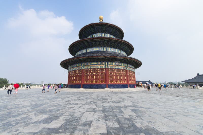 Peking Kina - 08 01 2016: Tempel av himmel i Peking, Kina En underbar historisk kinesisk tempel som lokaliseras i Peking, Kina royaltyfri bild Peking Kina - 08 01 2016: Tempel av himmel i Peking, Kina En underbar historisk kinesisk tempel som lokaliseras i Peking, Kina royaltyfri bild