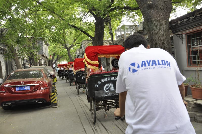 Peking 7th kan: Rad av trehjulingar med den röda taxin från Wangzuoen Hutong i Peking royaltyfria foton Peking 7th kan: Rad av trehjulingar med den röda taxin från Wangzuoen Hutong i Peking royaltyfria foton