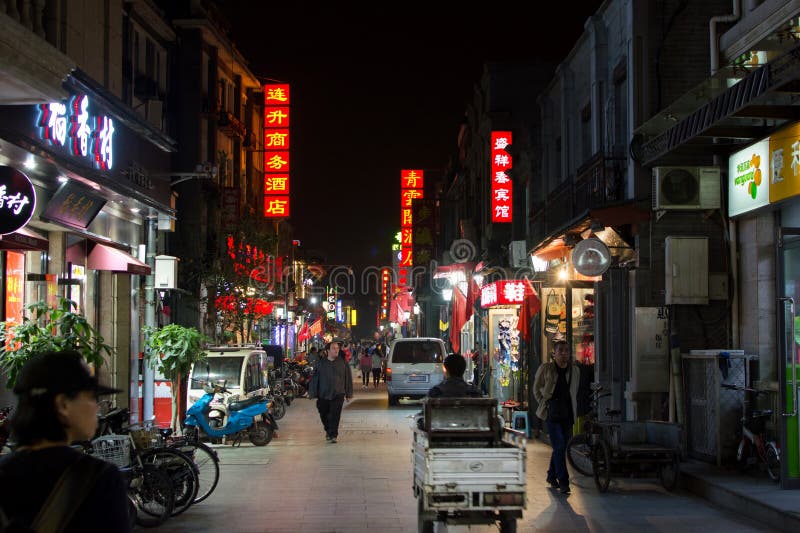 PEKÍN, CHINA - 29 DE SEPTIEMBRE: Opinión de la noche de la calle de Hutong con peo fotos de archivo libres de regalías PEKÍN, CHINA - 29 DE SEPTIEMBRE: Opinión de la noche de la calle de Hutong con peo fotos de archivo libres de regalías