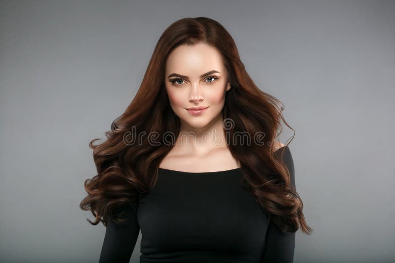 Mulher de cabelo bonito com retrato feminino de cabelo longo morena beleza  helathy penteado. tiro do estúdio.