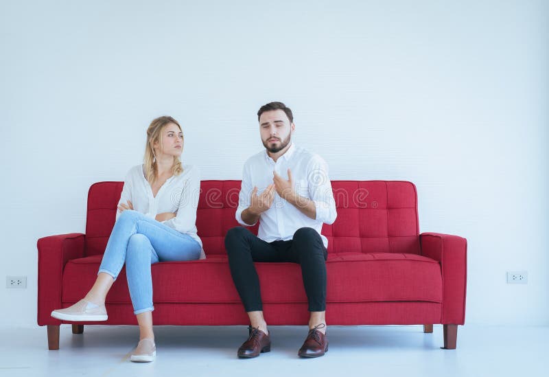 Pelea del marido con el conflicto y los pares que agujerean en la sala de estar, emociones negativas de la esposa fotografía de archivo libre de regalías Pelea del marido con el conflicto y los pares que agujerean en la sala de estar, emociones negativas de la esposa fotografía de archivo libre de regalías