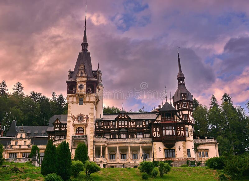 Castillo sobre el atardecer en municipio, rumania, es un castillo en montanas en región sobre el existente ruta conexión, construido entre 1873 1914 