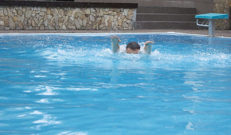 Peligro en la piscina fotografía de archivo Peligro en la piscina fotografía de archivo
