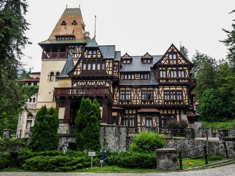 Hrad (rumunčina) je hrad v, rumunsko, z rovnaký komplexné ako väčšie hrad z.