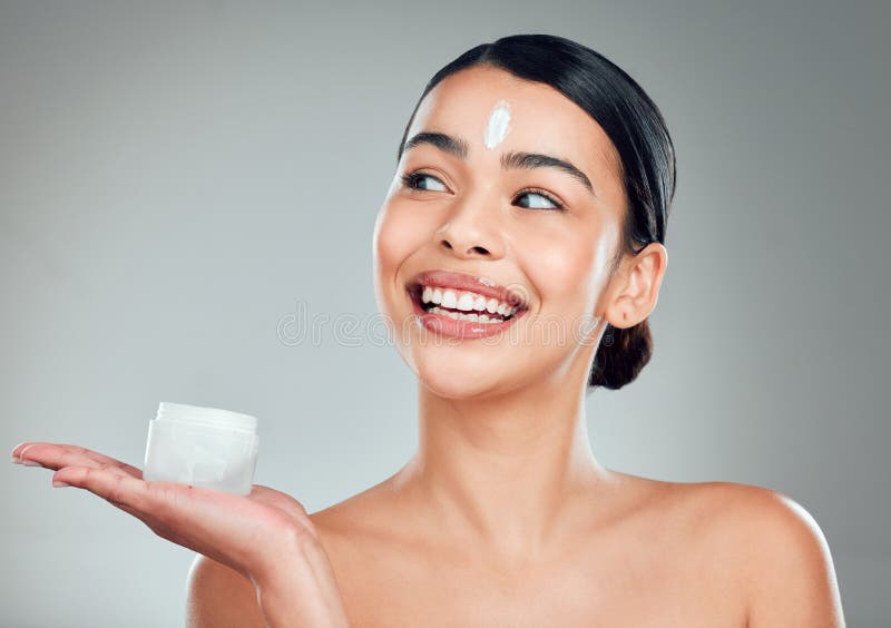 Pelle di panna e da donna in studio, con idratazione naturale e trattamento dei riflessi. salute felice e donna fotografie stock