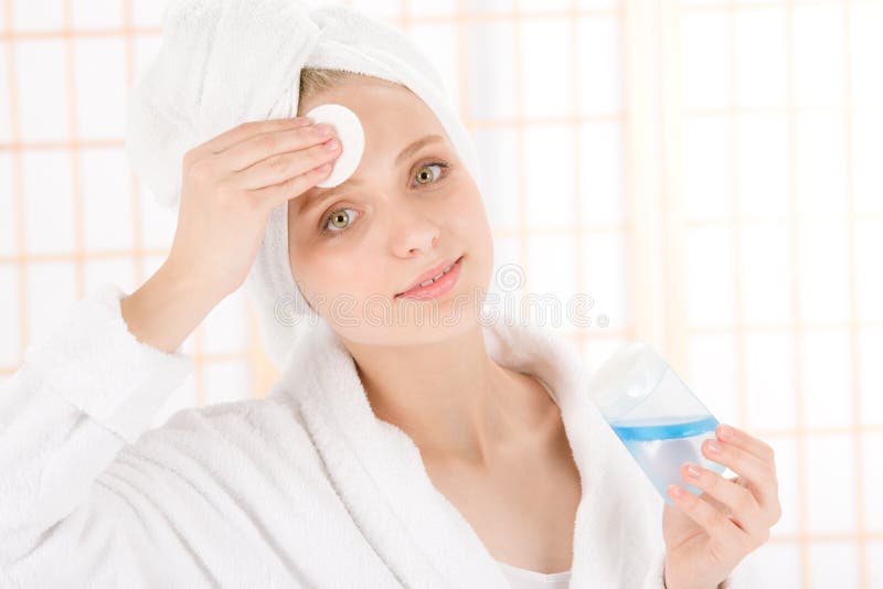 Pelle pulita di cura dell'acne della donna facciale dell'adolescente immagine stock libera da diritti Pelle pulita di cura dell'acne della donna facciale dell'adolescente immagine stock libera da diritti