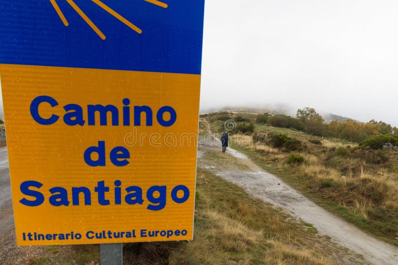 Pellegrino sul Camino de Santiago un giorno piovoso fotografia stock libera da diritti Pellegrino sul Camino de Santiago un giorno piovoso fotografia stock libera da diritti