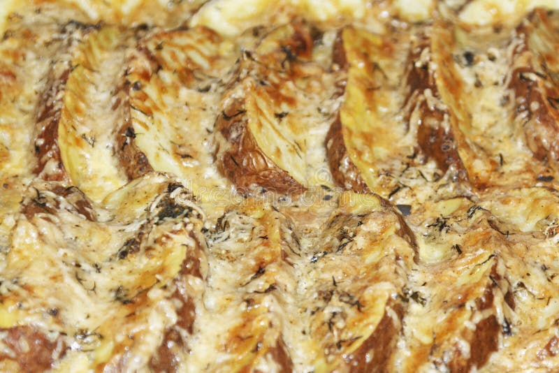 Pellkartoffeln mit Käse Wenn die Gewürze im Ofen gebacken sind stockbild Pellkartoffeln mit Käse Wenn die Gewürze im Ofen gebacken sind stockbild