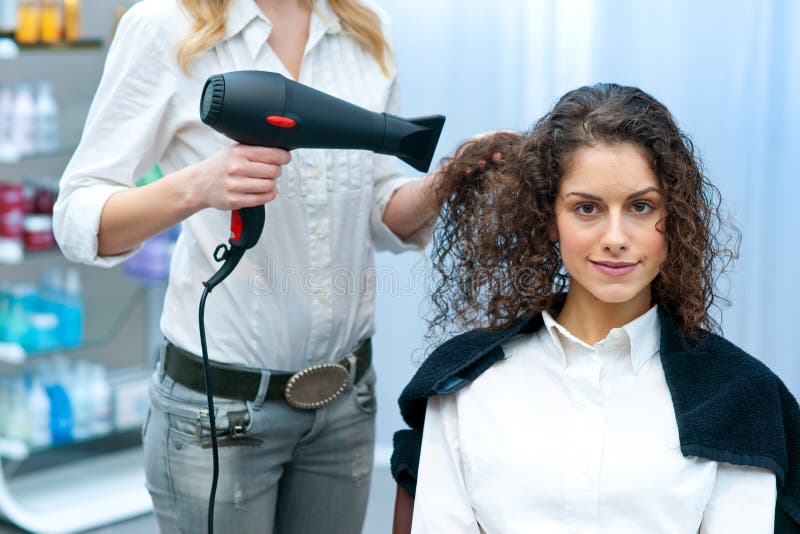 Pelo De Sequía De La Mujer Del Estilista En Salón Foto de archivo ...