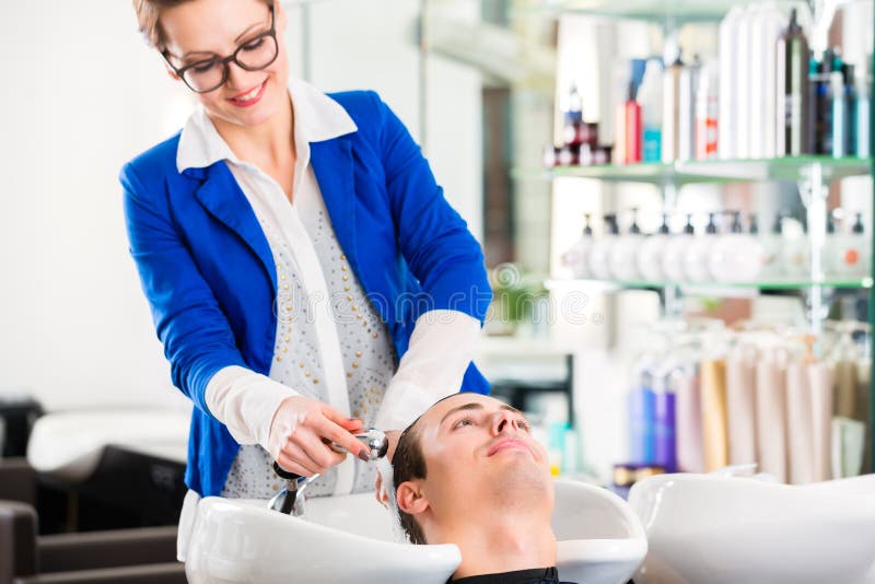 Pelo del hombre del peluquero que se lava en barbería fotografía de archivo libre de regalías Pelo del hombre del peluquero que se lava en barbería fotografía de archivo libre de regalías