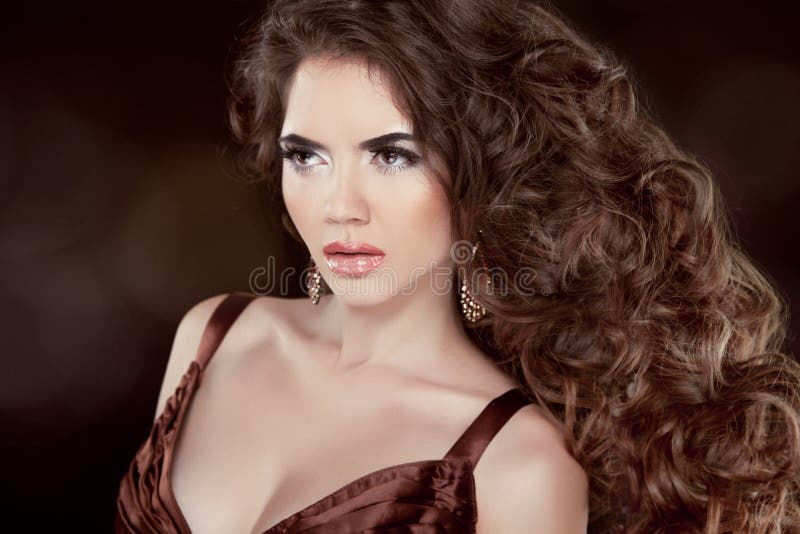 Pelo ondulado. Mujer hermosa de la morenita de la moda. Brown largo sano foto de archivo libre de regalías