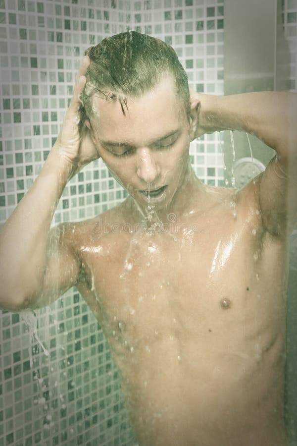 Matemático Rechazado estornudar Pelo Que Se Lava Del Hombre En Ducha Foto de archivo - Imagen de ducha,  duchas: 17336268