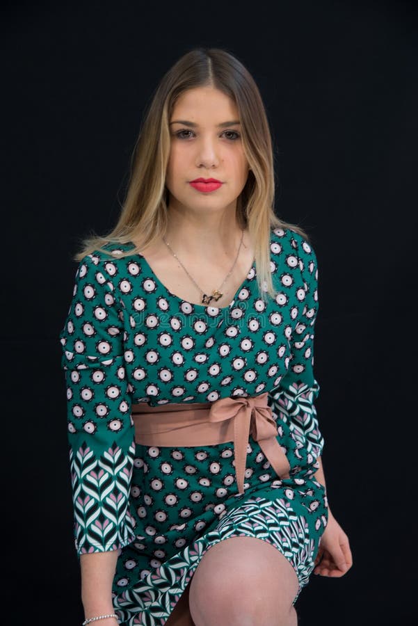 Pelo Recto Largo De La Muchacha Rubia Joven Con El Vestido Verde Del Lunar Imagen de archivo - Imagen de lustre, alineada: 113239525 Pelo Recto Largo De La Muchacha Rubia Joven Con El Vestido Verde Del Lunar Imagen de archivo - Imagen de lustre, alineada: 113239525