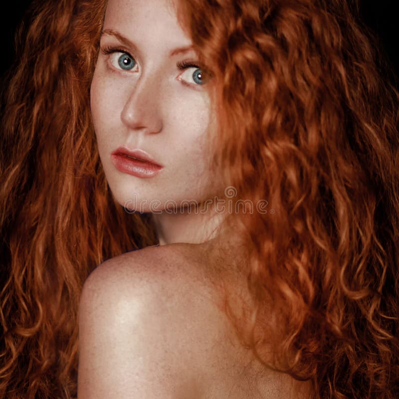 Pelo rojo Retrato de la muchacha de la manera imágenes de archivo libres de regalías Pelo rojo Retrato de la muchacha de la manera imágenes de archivo libres de regalías