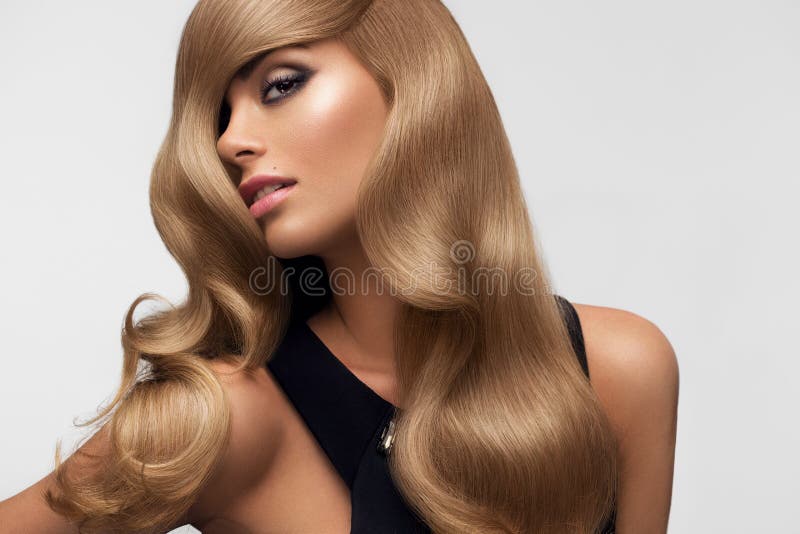 Pelo rubio Retrato del Blonde hermoso con el pelo ondulado largo Hola fotografía de archivo libre de regalías Pelo rubio Retrato del Blonde hermoso con el pelo ondulado largo Hola fotografía de archivo libre de regalías