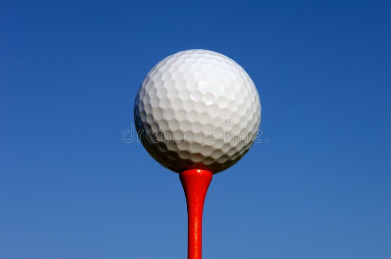 Pelota de golf blanca en te roja