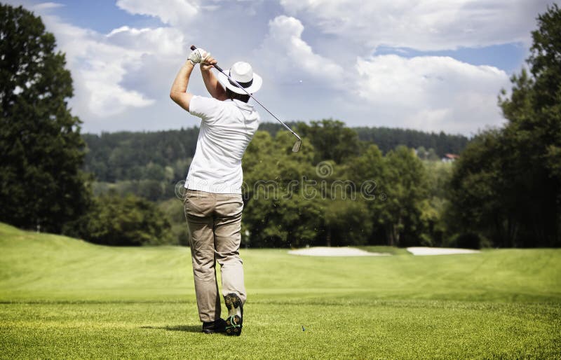 Pelota de golf del hombre que junta con te-apagado. imagenes de archivo Pelota de golf del hombre que junta con te-apagado. imagenes de archivo